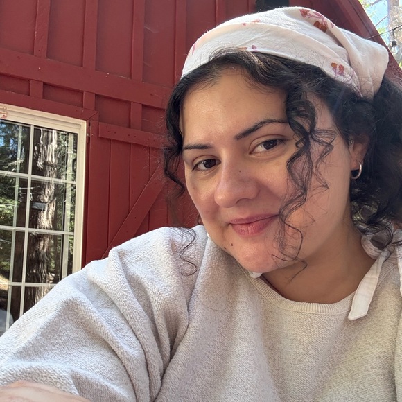 Meet your Posher, Emily - Picture 1 of 4